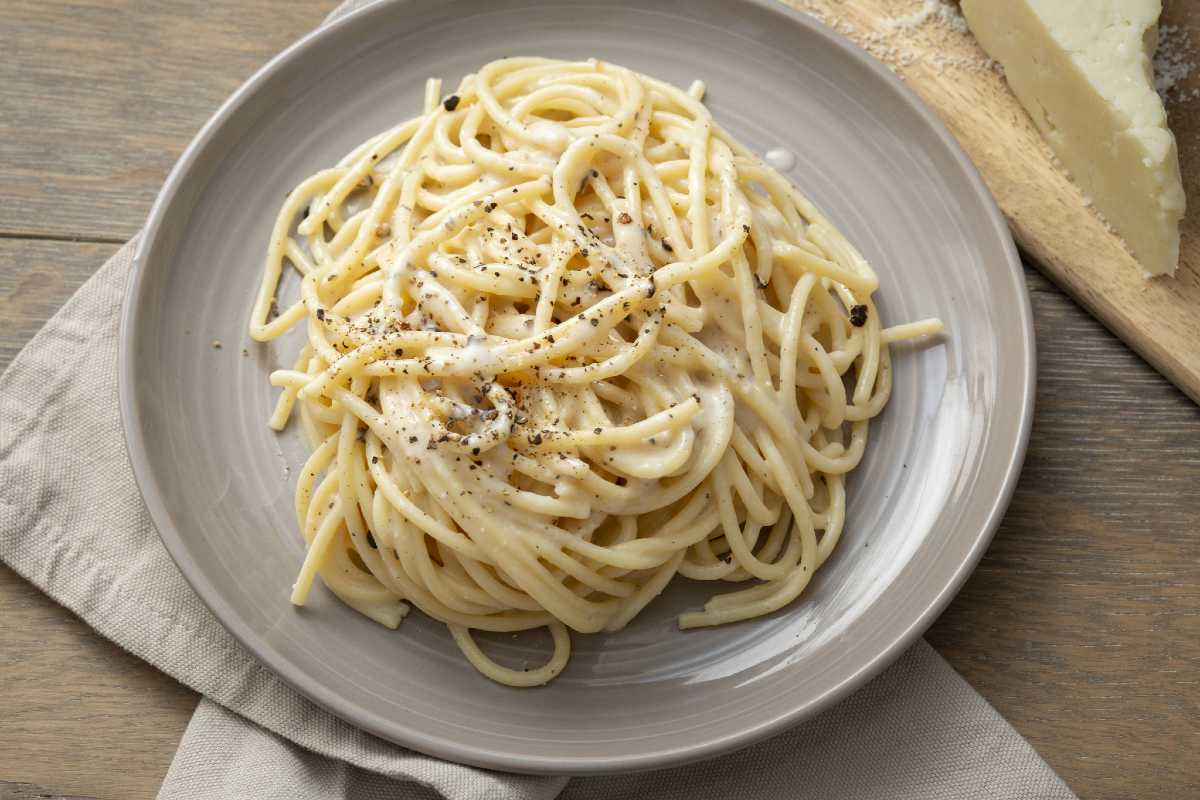Spaghetti-Cacio-e-Pepe-Pecorino-and-black-pepper-spaghetti_1200x800